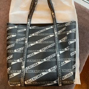 Balenciaga everyday leather tote